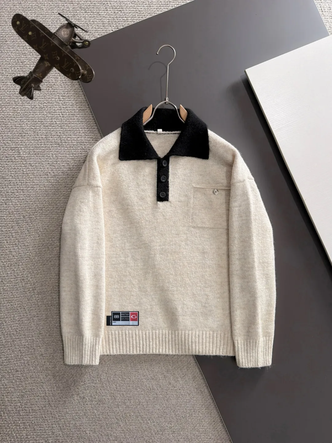 Next day shipment P195 Balenciaga 2026 Autumn and Winter latest sweater from the official website, now on sale at the counter simultaneously Hot Sale! Specially made of wool blended fabric. It feels comfortable and can be directly in contact with the skin. The logo badge is exquisitely embroidered, which is extremely eye-catching! The details highlight the fashionable charm of big brands. Exquisite workmanship. Three-dimensional cutting style. The wearing effect is invincible and handsome! All three standards are complete! Sizes:M-3XL